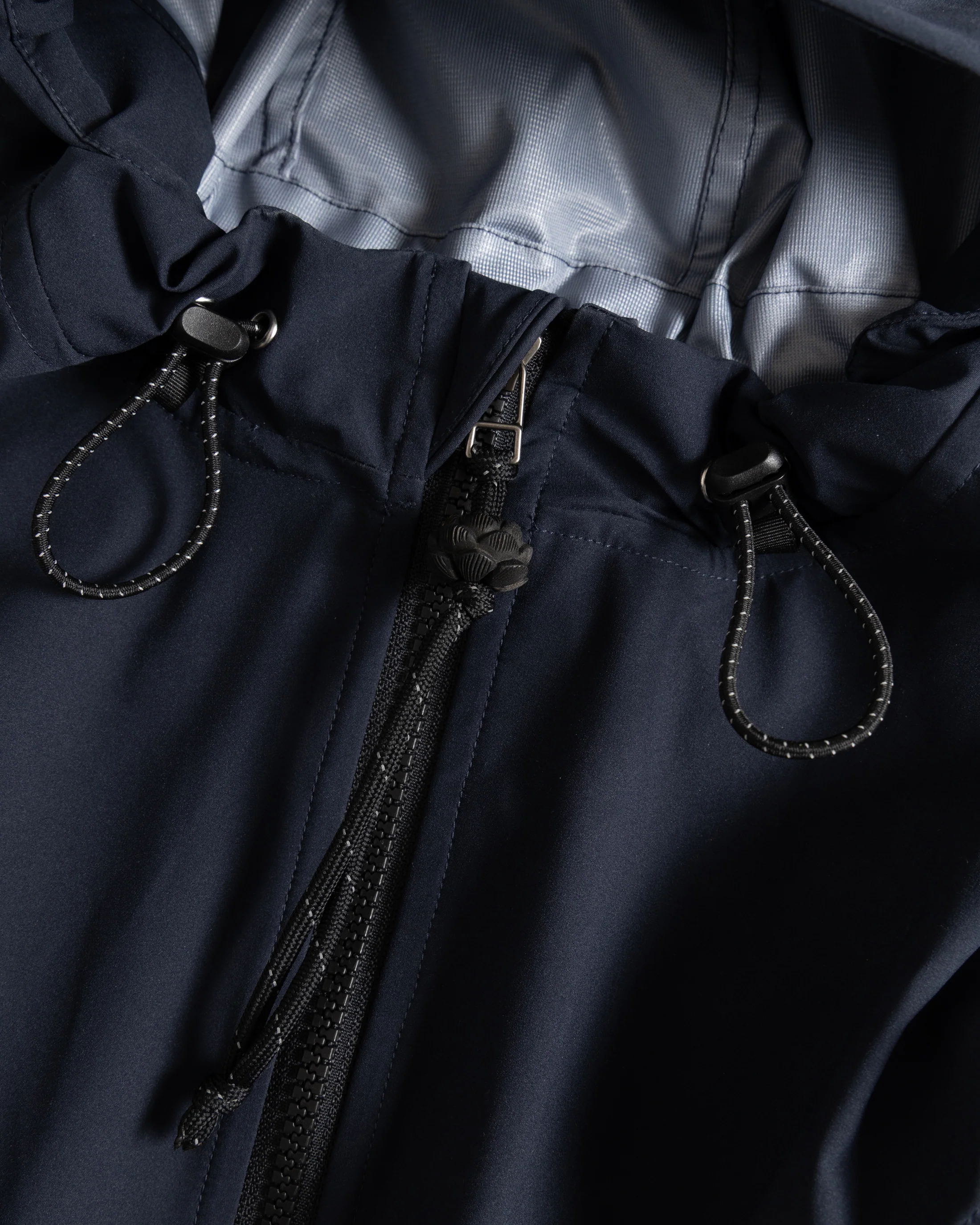 ASYMMETRICAL RAINSHADOW HOODED VEST - NOCTURN NAVY WATER-REPELLENT 3L BONDED MEMBRANE - Image 3