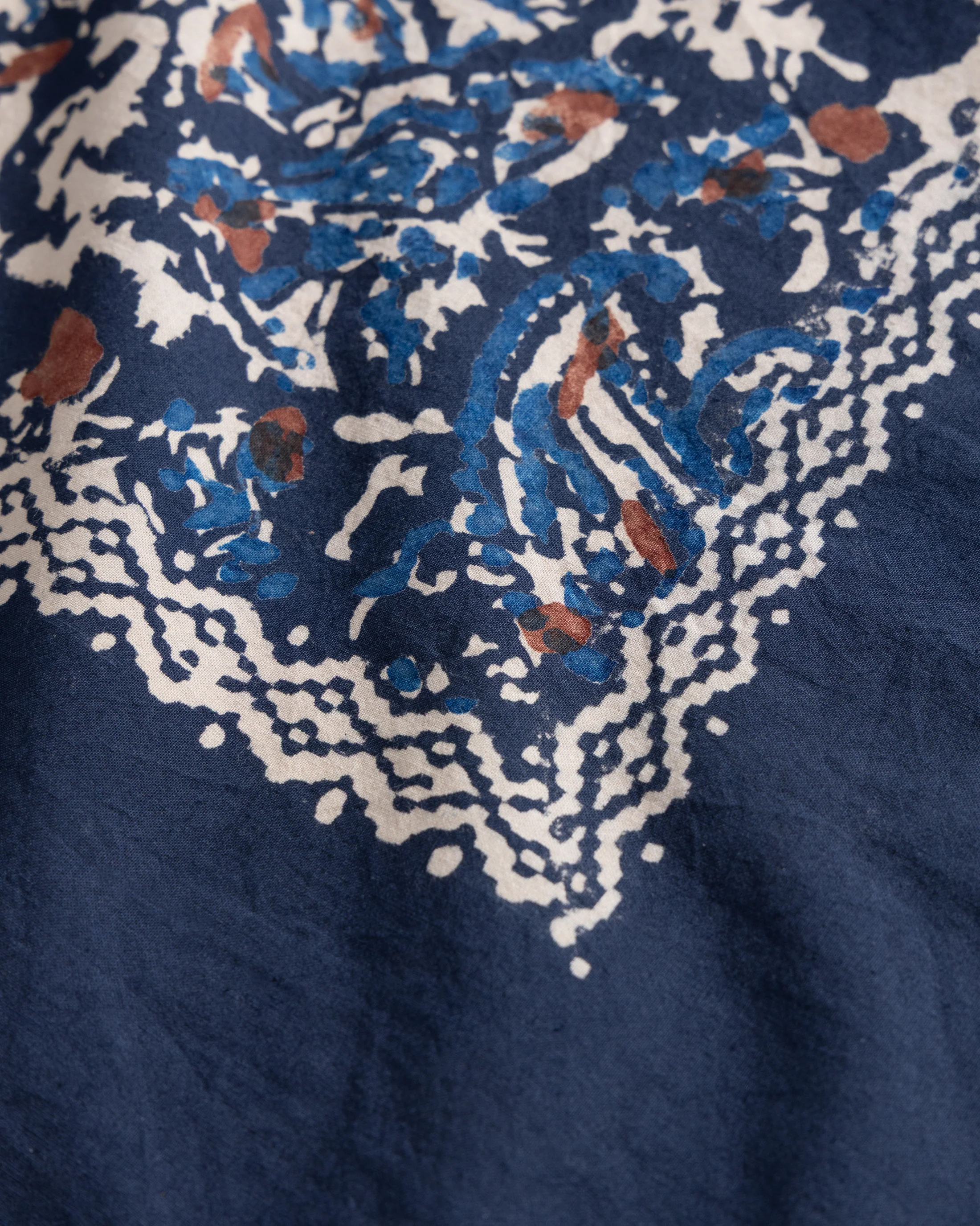 ALTON HAND-BLOCK PRINTED BANDANA - NAVY / ECRU / BROWN COTTON BROADCLOTH - Image 4