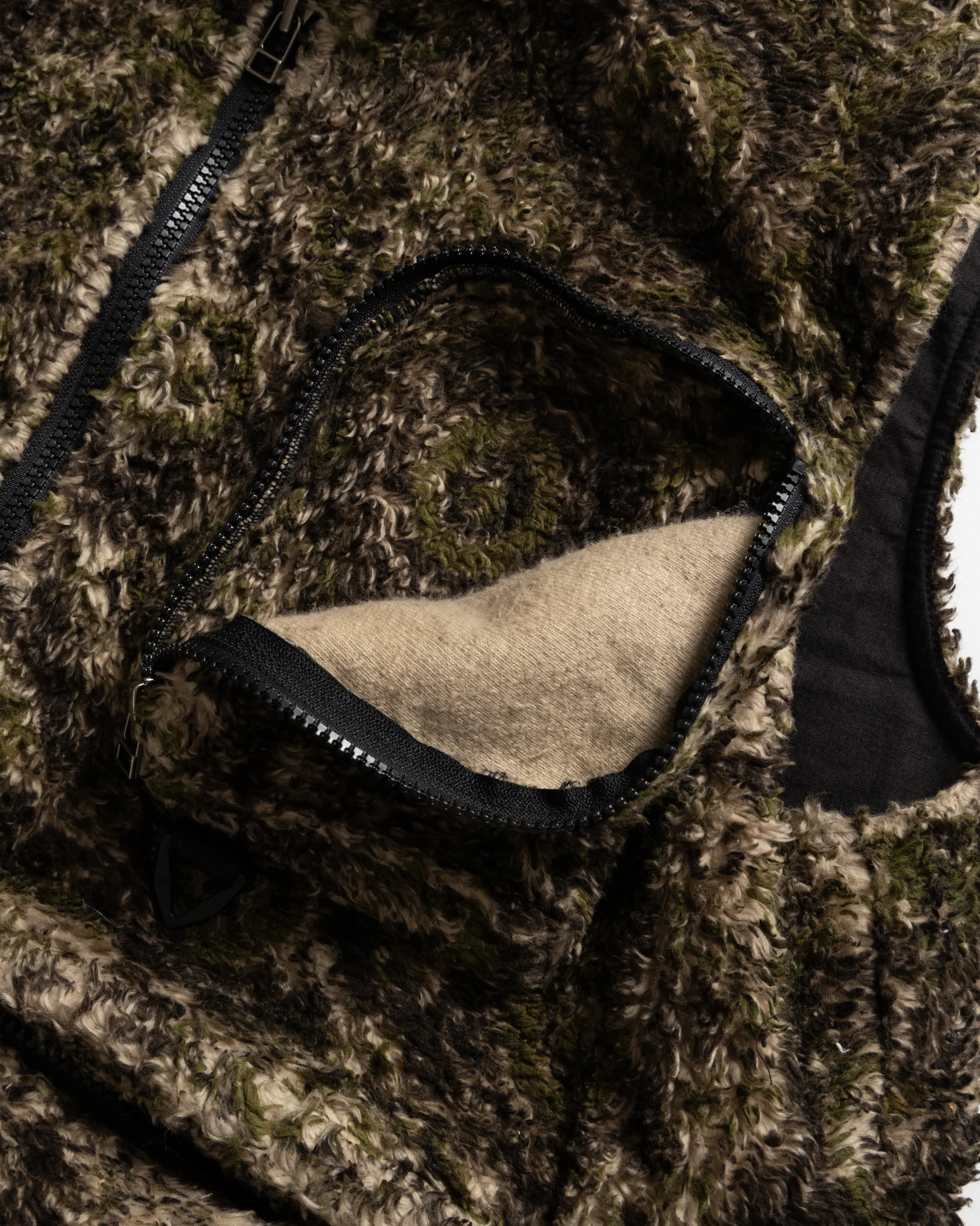 BANKS UTILITY FLEECE VEST- BLACK / ECRU / AGED OLIVE BLOCK PRINTED ORGANIC ORGANIC COTTON SHERPA - Image 10