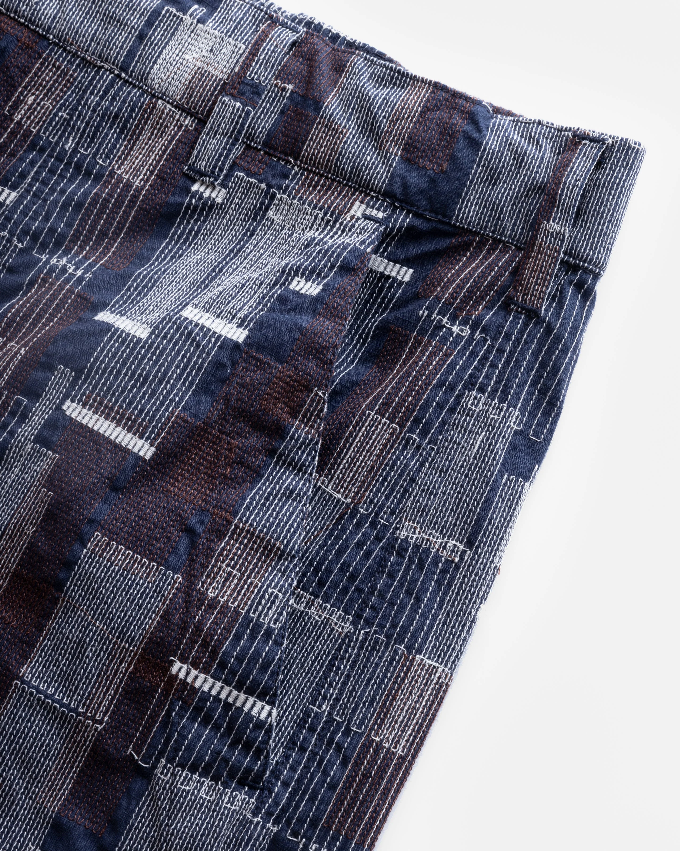 LOTUS CARPENTER SHORT - MIDNIGHT / ECRU / CHOCOLATE SCATTER EMBROIDERED COTTON MICRO RIPSTOP - Image 5