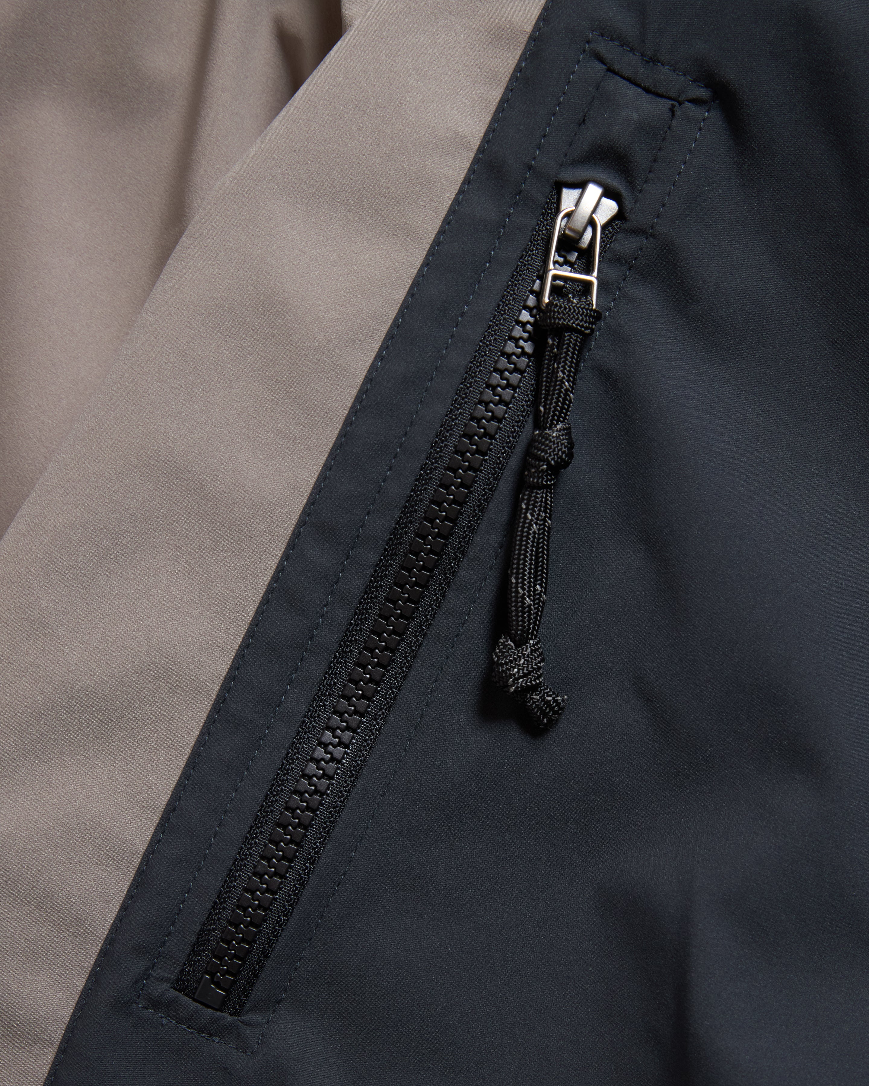 RAINSHADOW OUTDOOR PROTECTION SYSTEM HOODED SHELL - WASHED BLACK / WINTER BEIGE WATER-REPELLENT BONDED MEMBRANE - Image 6